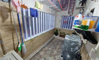 Casa de dos pisos cerca del Centro de Soledad