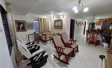 Casa de dos pisos cerca del Centro de Soledad