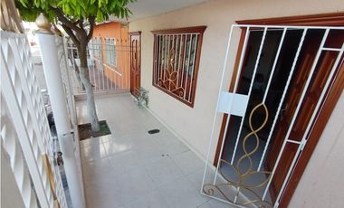 Casa de dos pisos cerca del Centro de Soledad