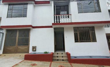 Se Vende Casa Cerca Al Centro Comercial Avenida Y Clinica