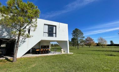 Venta/Permuta Casa Diseño Minimalista La Carolina Golf Country Barrio Cerrado