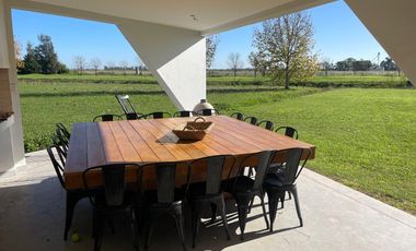 Venta/Permuta Casa Diseño Minimalista La Carolina Golf Country Barrio Cerrado