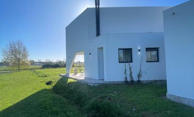 Venta/Permuta Casa Diseño Minimalista La Carolina Golf Country Barrio Cerrado