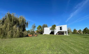 Venta/Permuta Casa Diseño Minimalista La Carolina Golf Country Barrio Cerrado