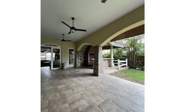VENTA CASA 2 PISOS EN LOMA ALEGRE ALTOS DEL GOLF