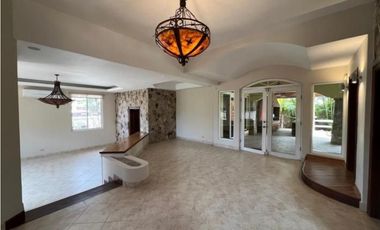 VENTA CASA 2 PISOS EN LOMA ALEGRE ALTOS DEL GOLF