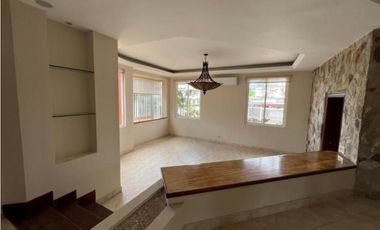 VENTA CASA 2 PISOS EN LOMA ALEGRE ALTOS DEL GOLF