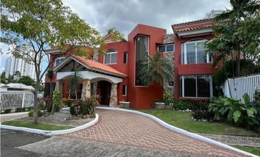 VENTA CASA 2 PISOS EN LOMA ALEGRE ALTOS DEL GOLF