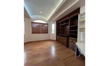 VENTA CASA 2 PISOS EN LOMA ALEGRE ALTOS DEL GOLF
