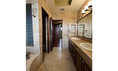 VENTA CASA 2 PISOS EN LOMA ALEGRE ALTOS DEL GOLF