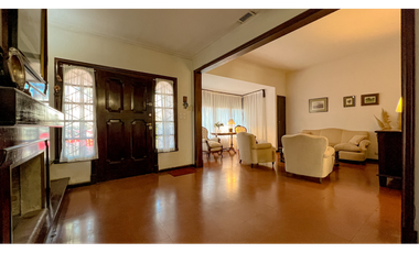 Chalet de estilo ingles. Zona Güemes residencial.