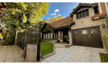 Chalet de estilo ingles. Zona Güemes residencial.