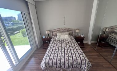 Departamento en  PB con jardín y dos suites
