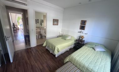Departamento en  PB con jardín y dos suites