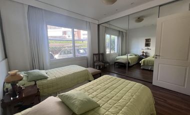 Departamento en  PB con jardín y dos suites