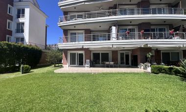 Departamento en  PB con jardín y dos suites