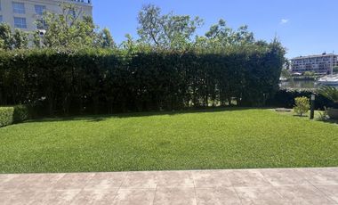 Departamento en  PB con jardín y dos suites