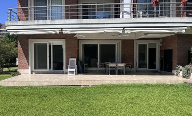 Departamento en  PB con jardín y dos suites