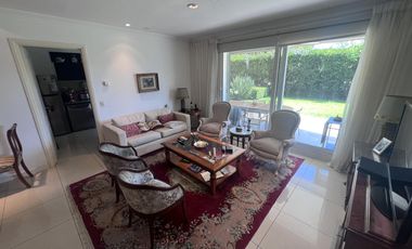 Departamento en  PB con jardín y dos suites