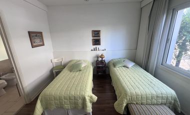 Departamento en  PB con jardín y dos suites