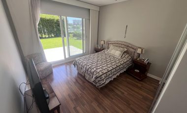 Departamento en  PB con jardín y dos suites