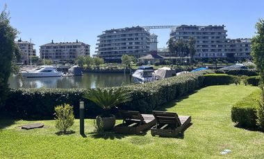 Departamento en  PB con jardín y dos suites