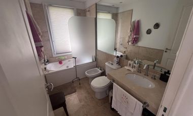 Departamento en  PB con jardín y dos suites