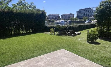 Departamento en  PB con jardín y dos suites