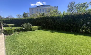 Departamento en  PB con jardín y dos suites