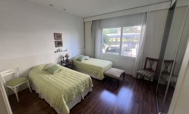 Departamento en  PB con jardín y dos suites