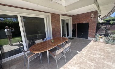 Departamento en  PB con jardín y dos suites