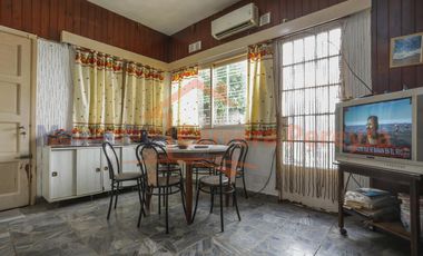 Echenagucia 900 versalles Venta de casa de 3 dormitorios con cochera