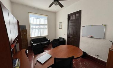 OFICINA CENTRO POR AV TAPIA EN UN EXCELENTE PUNTO