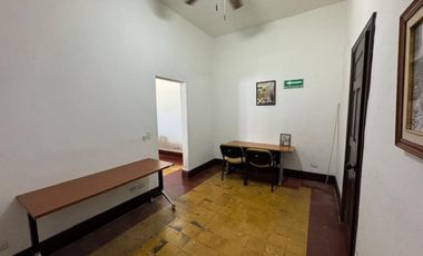 OFICINA CENTRO POR AV TAPIA EN UN EXCELENTE PUNTO