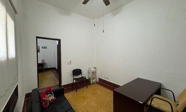 OFICINA CENTRO POR AV TAPIA EN UN EXCELENTE PUNTO