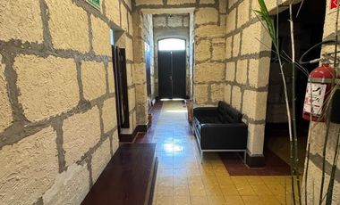 OFICINA CENTRO POR AV TAPIA EN UN EXCELENTE PUNTO