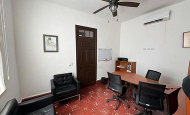 OFICINA CENTRO POR AV TAPIA EN UN EXCELENTE PUNTO