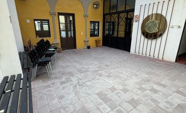 OFICINA CENTRO POR AV TAPIA EN UN EXCELENTE PUNTO