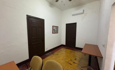 OFICINA CENTRO POR AV TAPIA EN UN EXCELENTE PUNTO