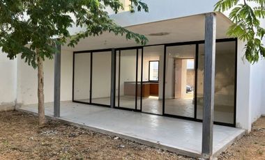 Casa en venta al norte de Mérida en privada zona de Conkal