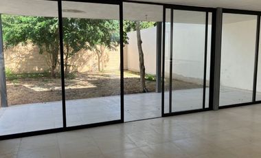 Casa en venta al norte de Mérida en privada zona de Conkal