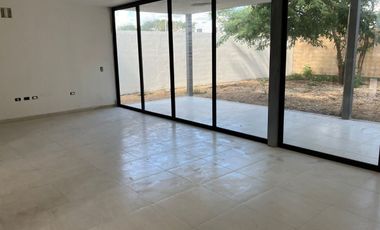 Casa en venta al norte de Mérida en privada zona de Conkal