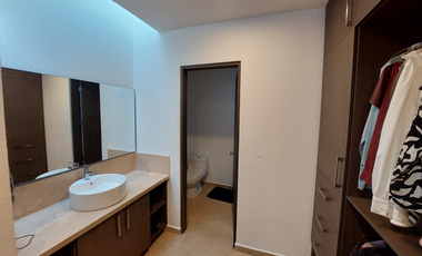 CASA DE ALONDRA CON HAB. EN PB ALTOS JURIQUILLA E1