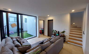 CASA DE ALONDRA CON HAB. EN PB ALTOS JURIQUILLA E1