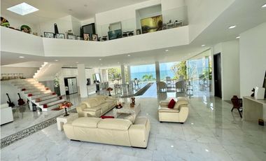 VENTA CASA CON PLAYA SEMI-PRIVADA & VISTA AL MAR EN PRIMERA LINEA