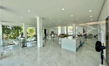 VENTA CASA CON PLAYA SEMI-PRIVADA & VISTA AL MAR EN PRIMERA LINEA