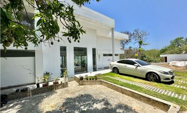 VENTA CASA CON PLAYA SEMI-PRIVADA & VISTA AL MAR EN PRIMERA LINEA