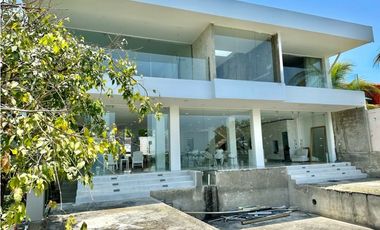 VENTA CASA CON PLAYA SEMI-PRIVADA & VISTA AL MAR EN PRIMERA LINEA