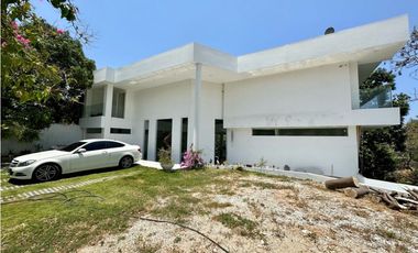 VENTA CASA CON PLAYA SEMI-PRIVADA & VISTA AL MAR EN PRIMERA LINEA