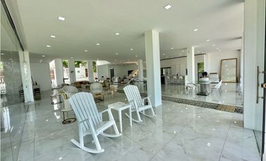 VENTA CASA CON PLAYA SEMI-PRIVADA & VISTA AL MAR EN PRIMERA LINEA